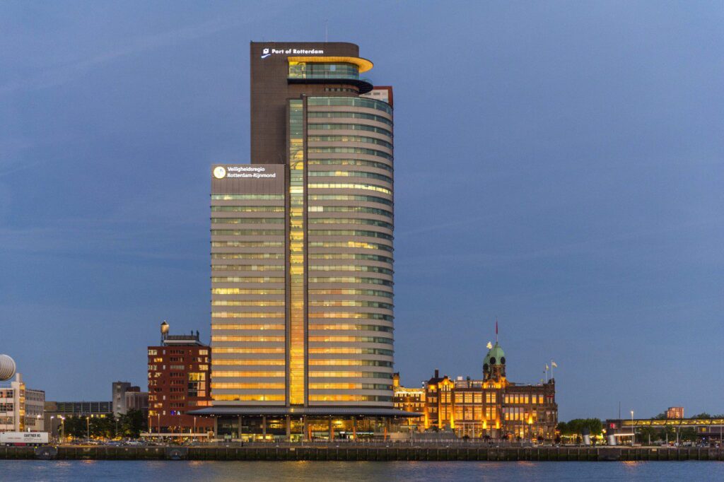 Foto van het World Port Center in Rotterdam