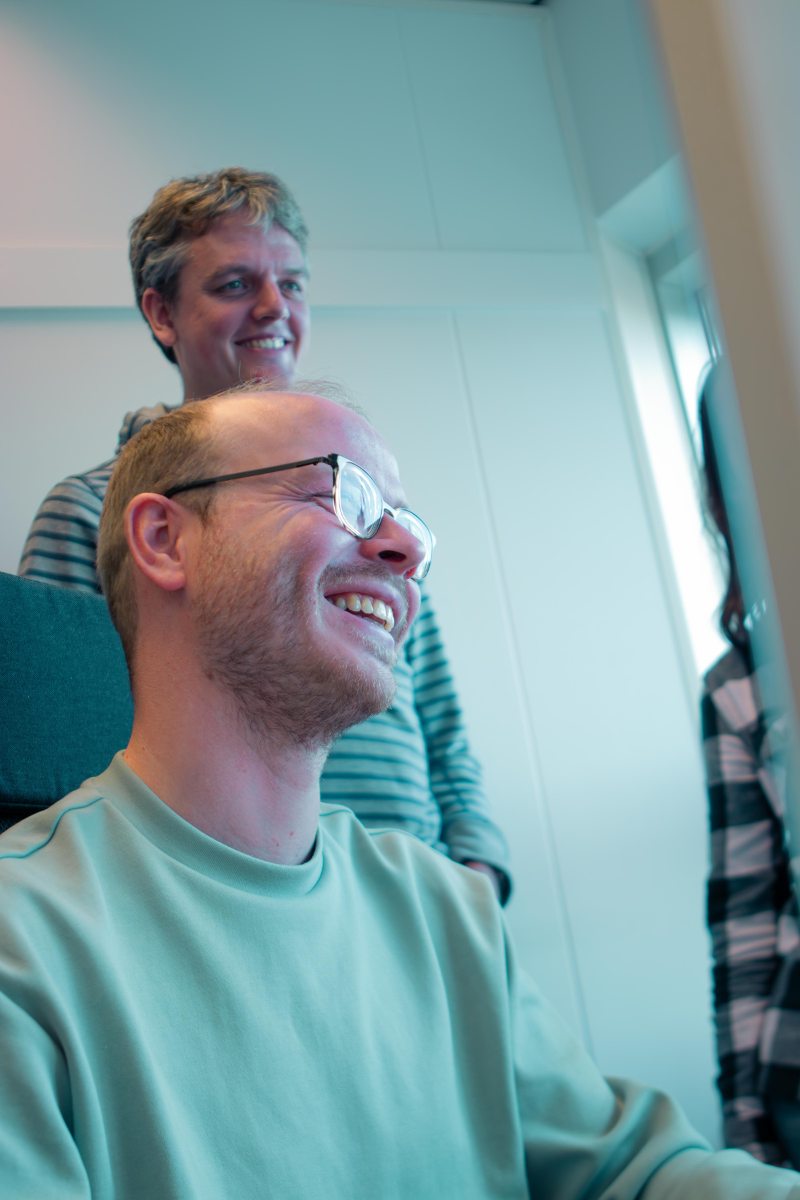 William Michiel en Eva op de laptop