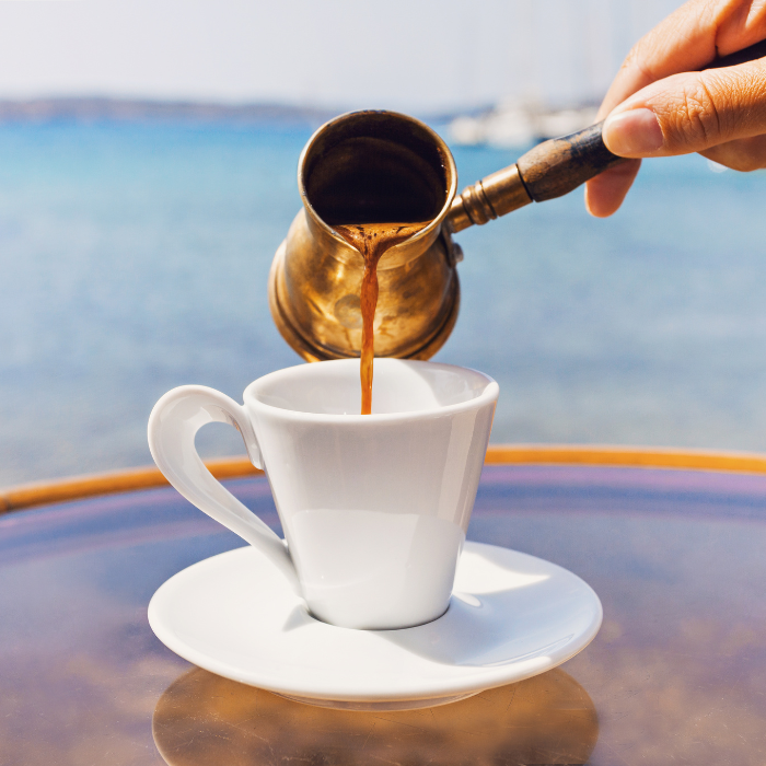 Griekse koffie wordt gemaakt in een Briki (koperen koffie maker). De Griekse koffie wordt meestal gedronken uit een "flitzani", een typisch Grieks koffiekopje.