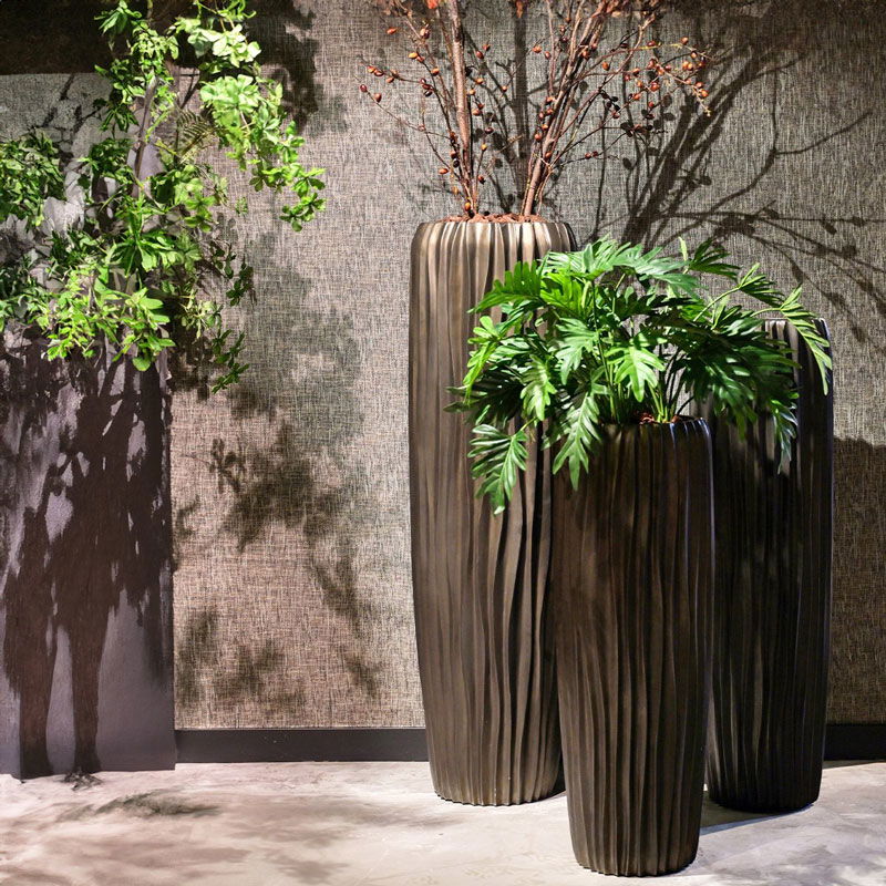 FLUME grote vaas bloempot brons zwart design voor binnen 117cm