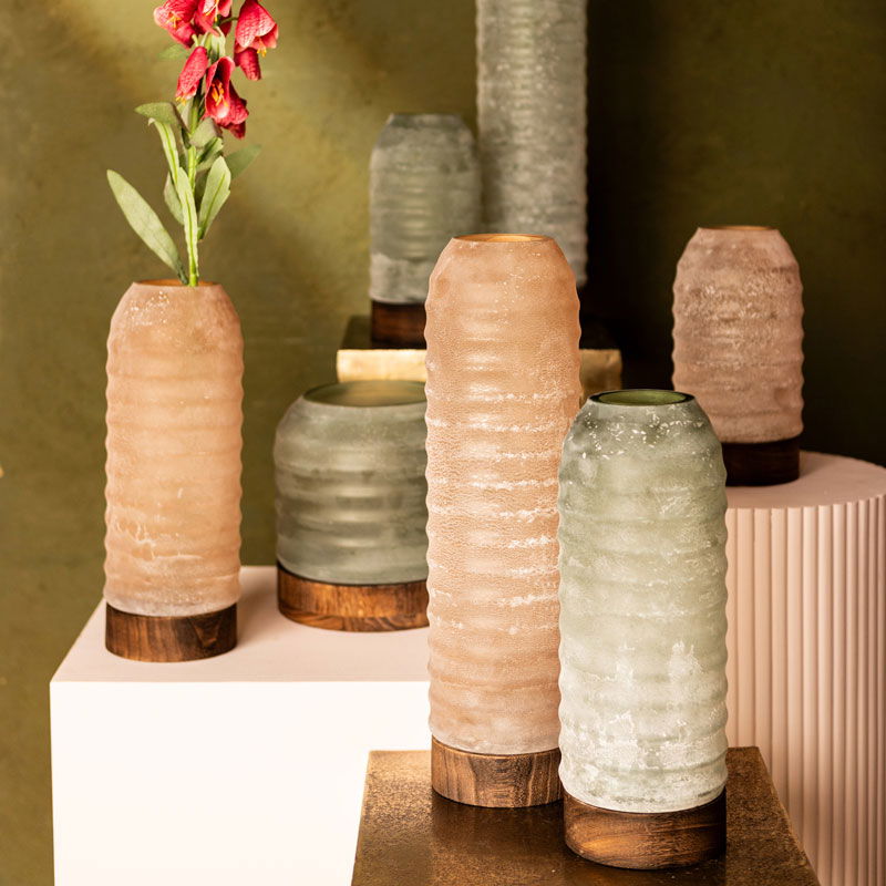 YANAA mat groene hoge vaas met houten voet 30cm