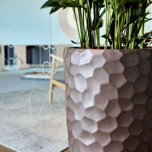 MELLA bruine bronzen hoge bloempot vaas 77cm voor binnen en buiten