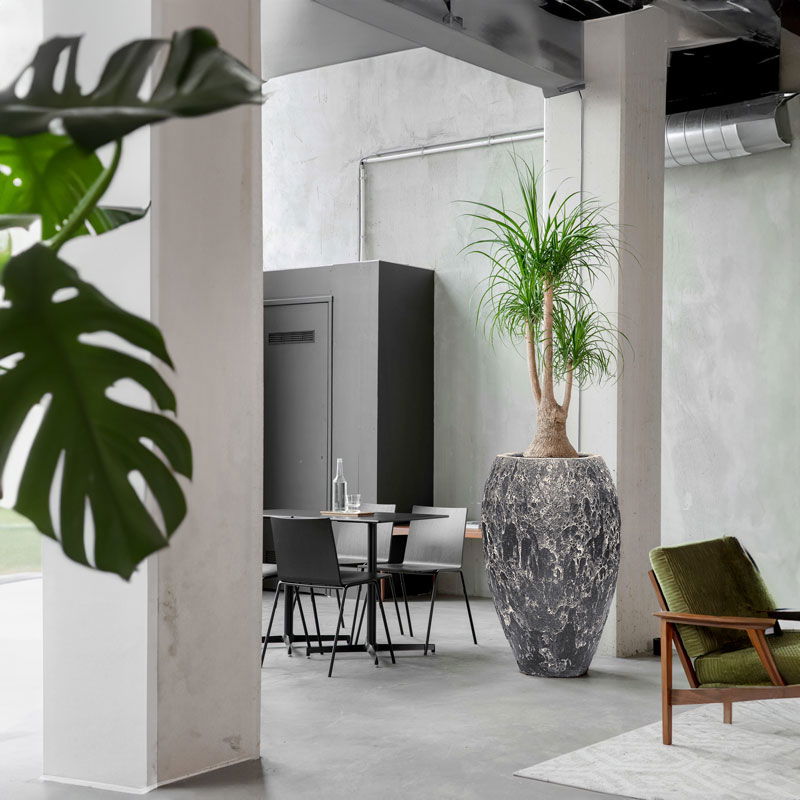 LAVAA hoge bloempot plantenbak zwart keramiek voor buiten 95cm