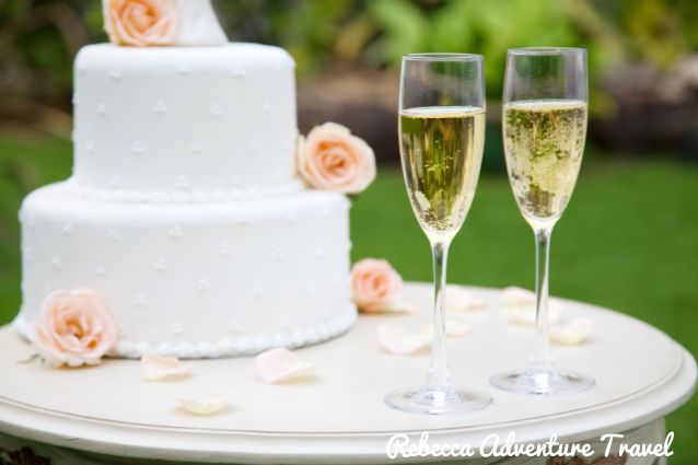cake and champagne in Ecuador wedding venue