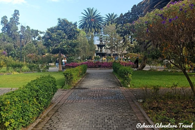 Quito Cumbaya Guide - Plaza del Parque Park.