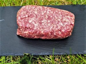 Grasgevoerd rundergehakt op snijplank