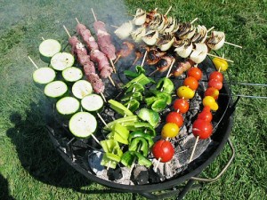 Prikkers met natuurvlees en groente op de barbecue
