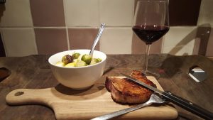 bereidingstips grasgevoerd natuurvlees plankje met biefstuk en glas rode wijn