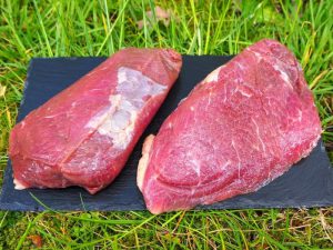 stoofvlees grasgevoerd natuurvlees op snijplank