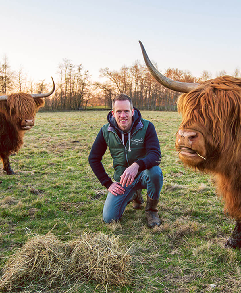 Boer Jelwin Kuipers tussen de Schotse Hooglanders grasgevoerd natuurvlees