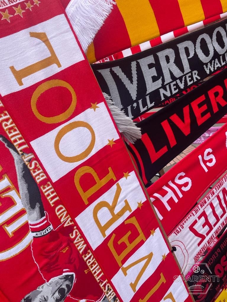 Sjaals omhoog op Anfield tijdens You’ll Never Walk Alone