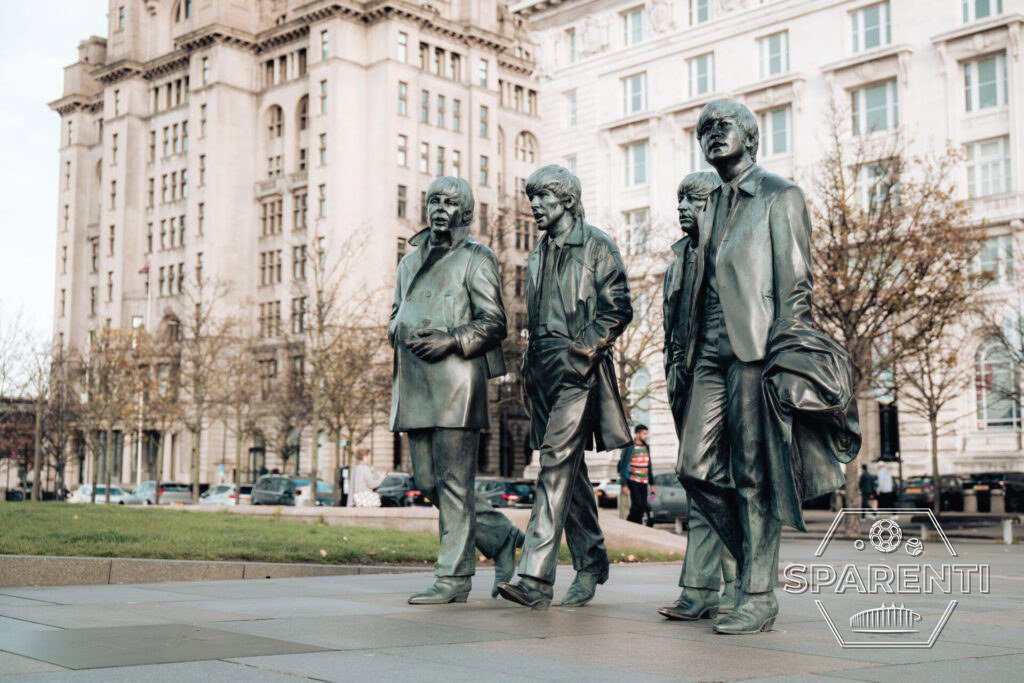 Het Beatles-standbeeld aan de Pier Head in Liverpool