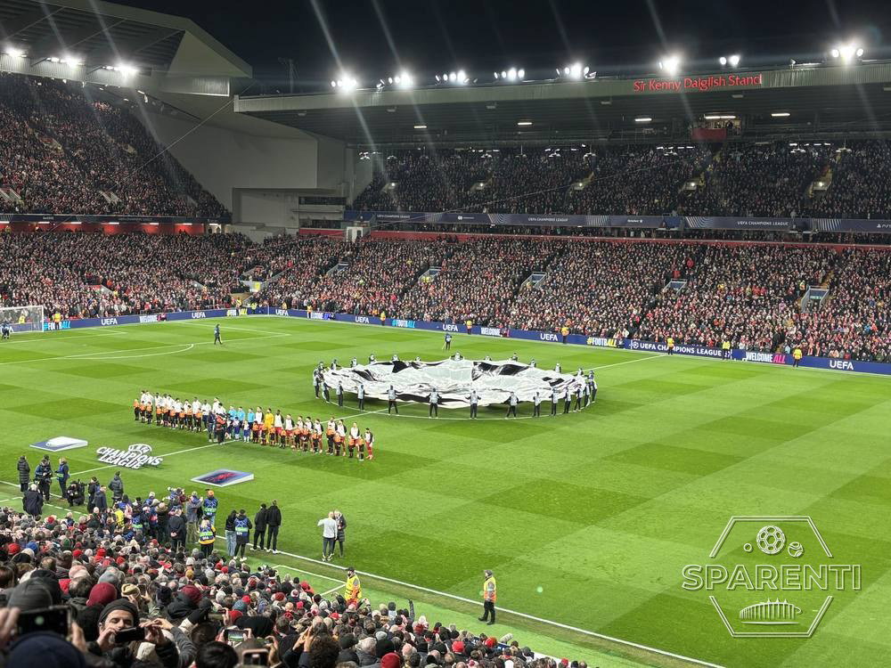 Champions League-avond op Anfield met het middencirkelvaandel voor de aftrap