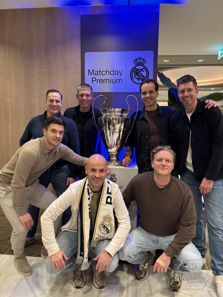 Gasten van Sparenti bij de Champions League-trofee in de VIP-area van Real Madrid