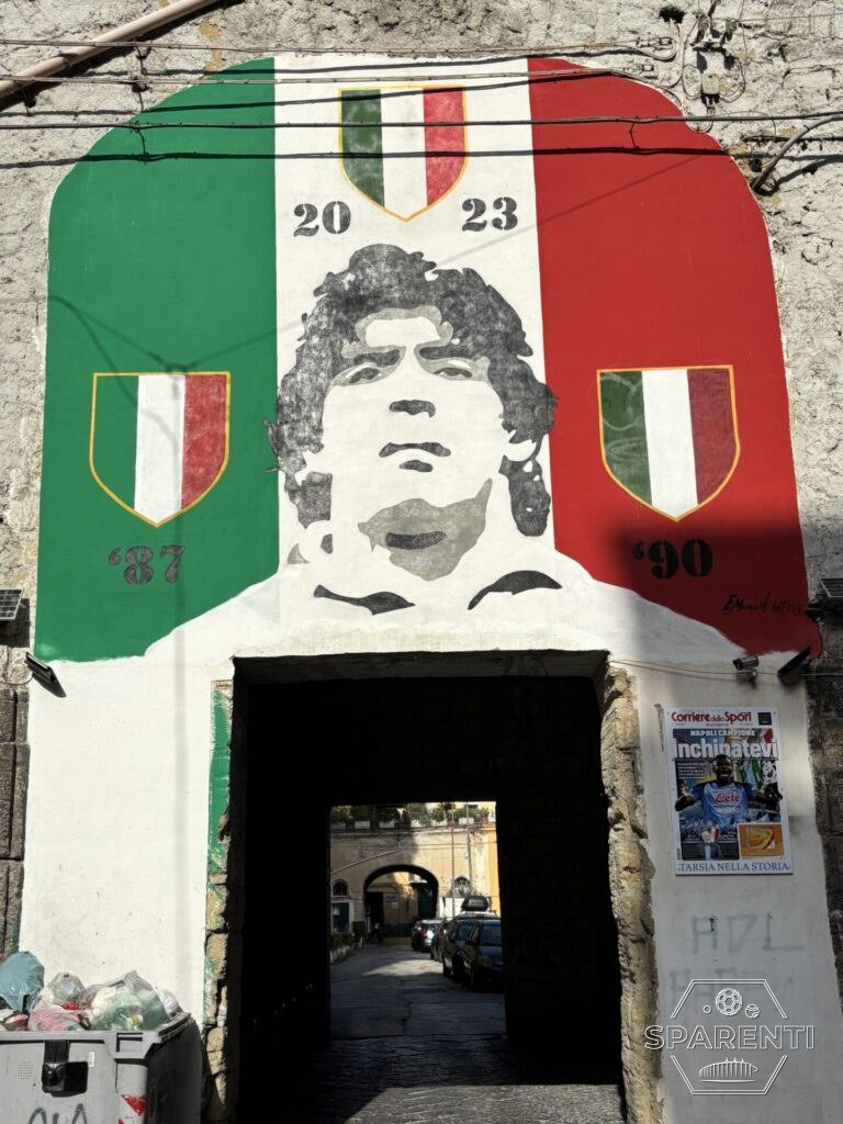 Maradona-mural met de twee scudetti in Napels