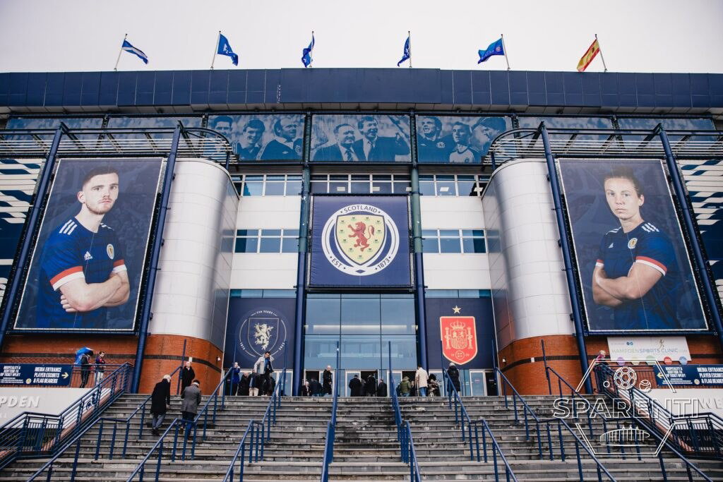 De hoofdingang van Hampden Park in Glasgow