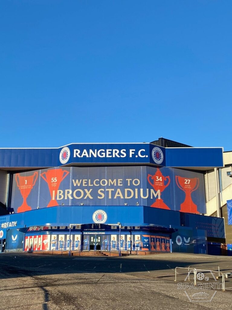 De hoofdingang van Ibrox Stadium van Rangers in Glasgow