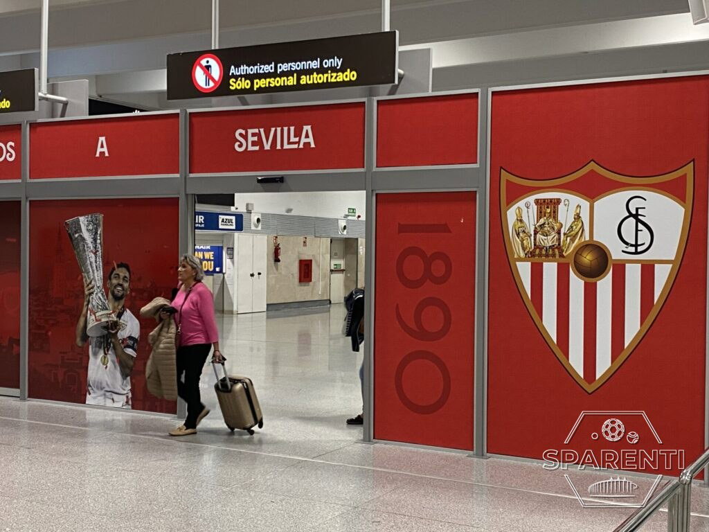 Sevilla FC op de luchthaven van Sevilla