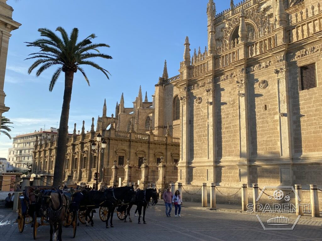 De kathedraal van Sevilla met paardenkoetsen