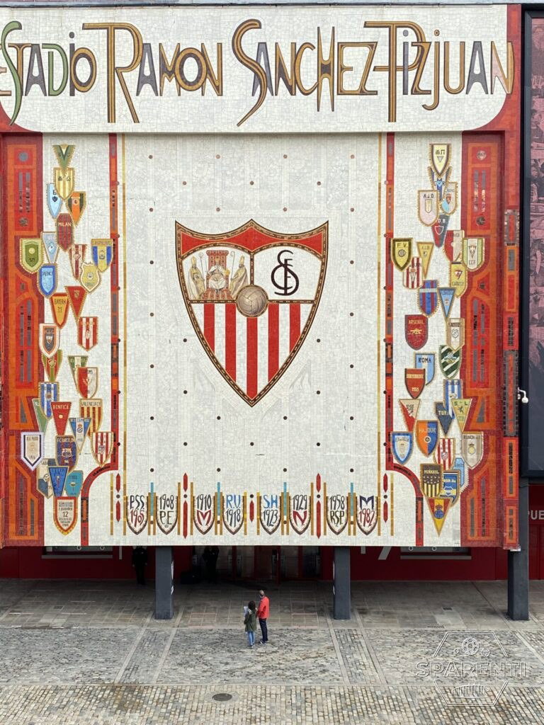Het mozaiek met het clubembleem op de gevel van het Ramón Sánchez-Pizjuán
