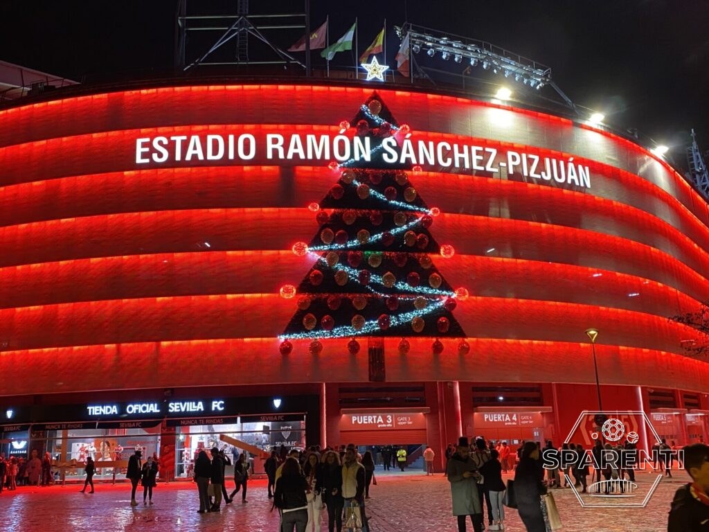 Het Estádio Ramón Sánchez-Pizjuán van Sevilla FC rood verlicht