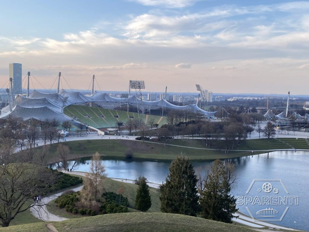 Het Olympiastadion in München met het tentdak, gezien vanaf de Olympiaberg