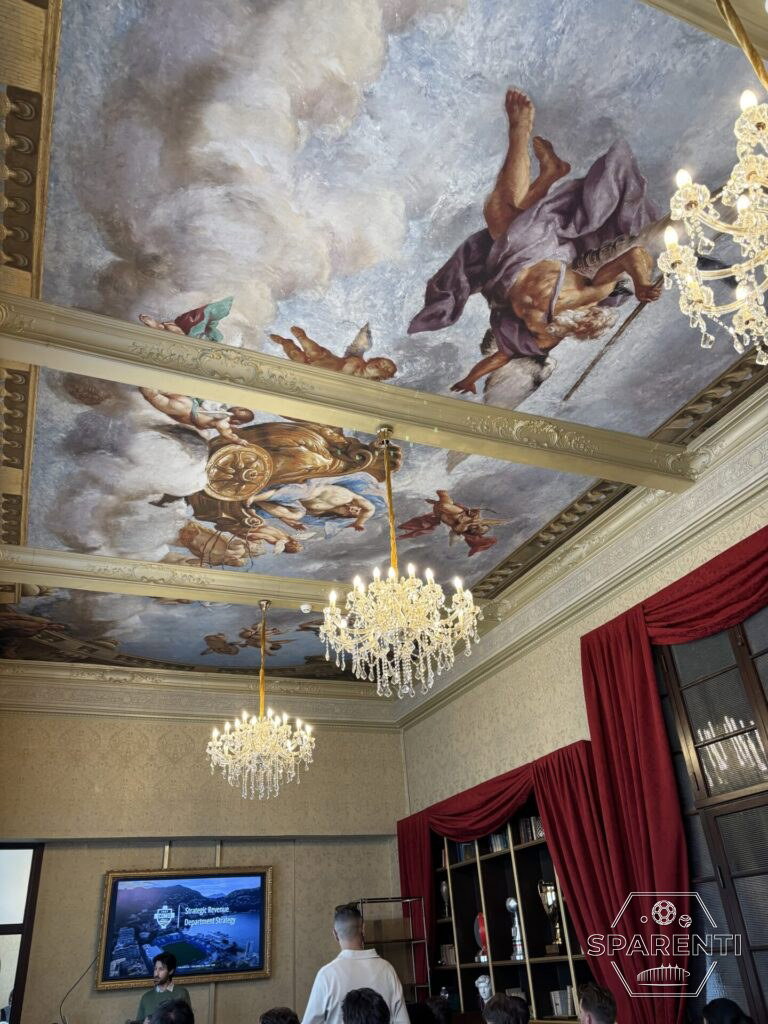 Historische salon met beschilderd plafond en kroonluchters bij Como 1907