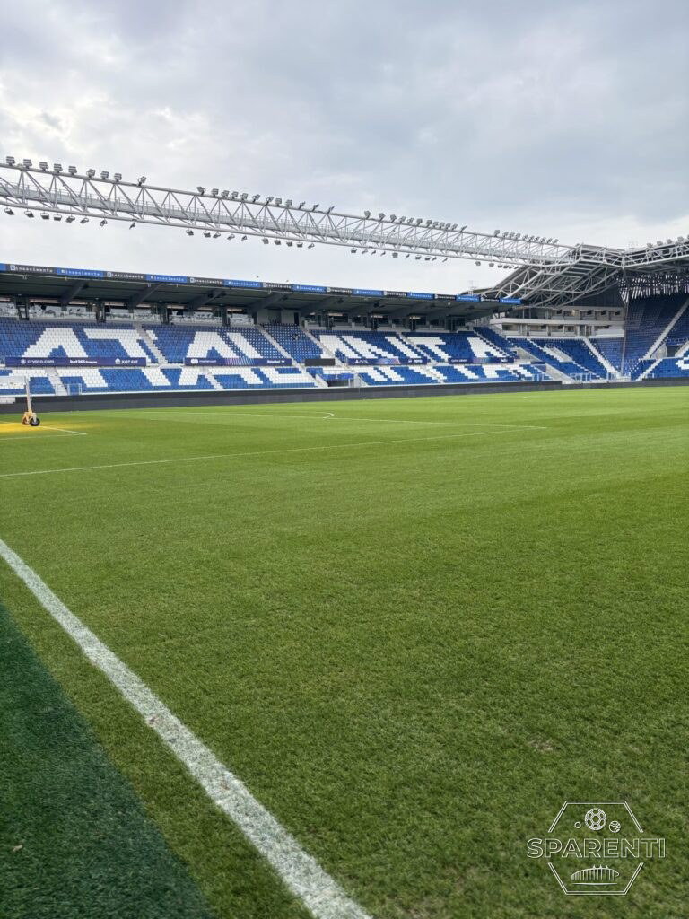 Het stadion van Atalanta met de tribunes dicht op het veld