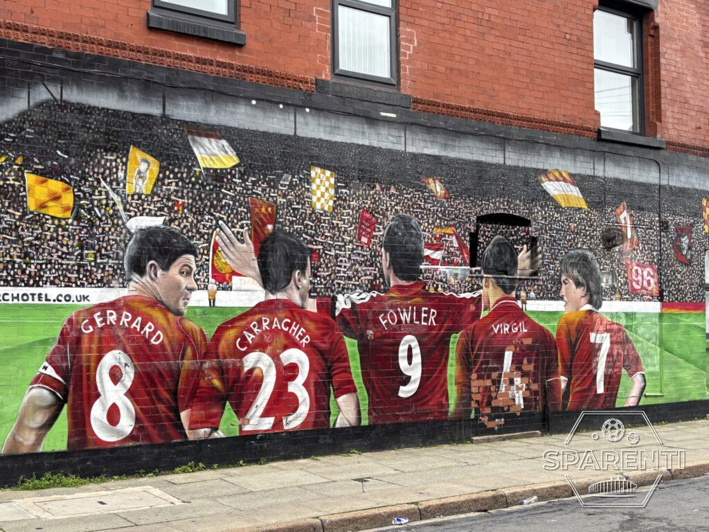 Mural met Gerrard, Carragher, Fowler, Van Dijk en Dalglish