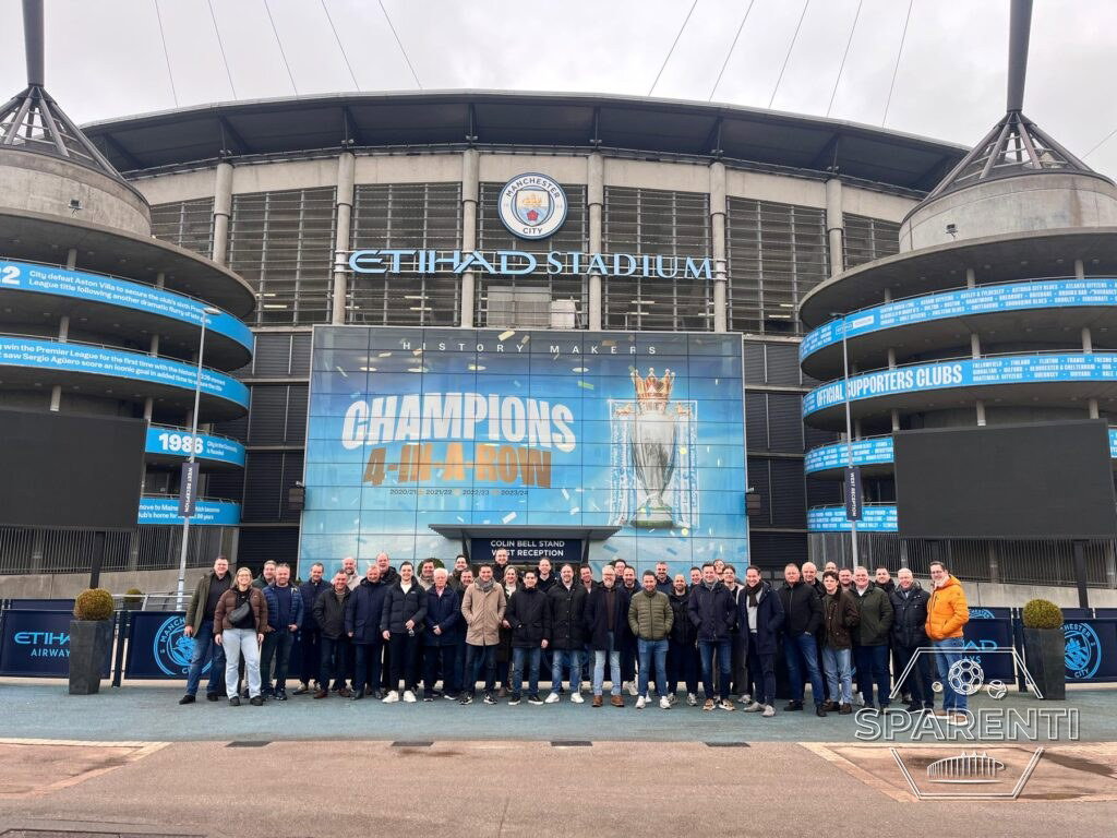 Een groep van Sparenti voor het Etihad Stadium van Manchester City