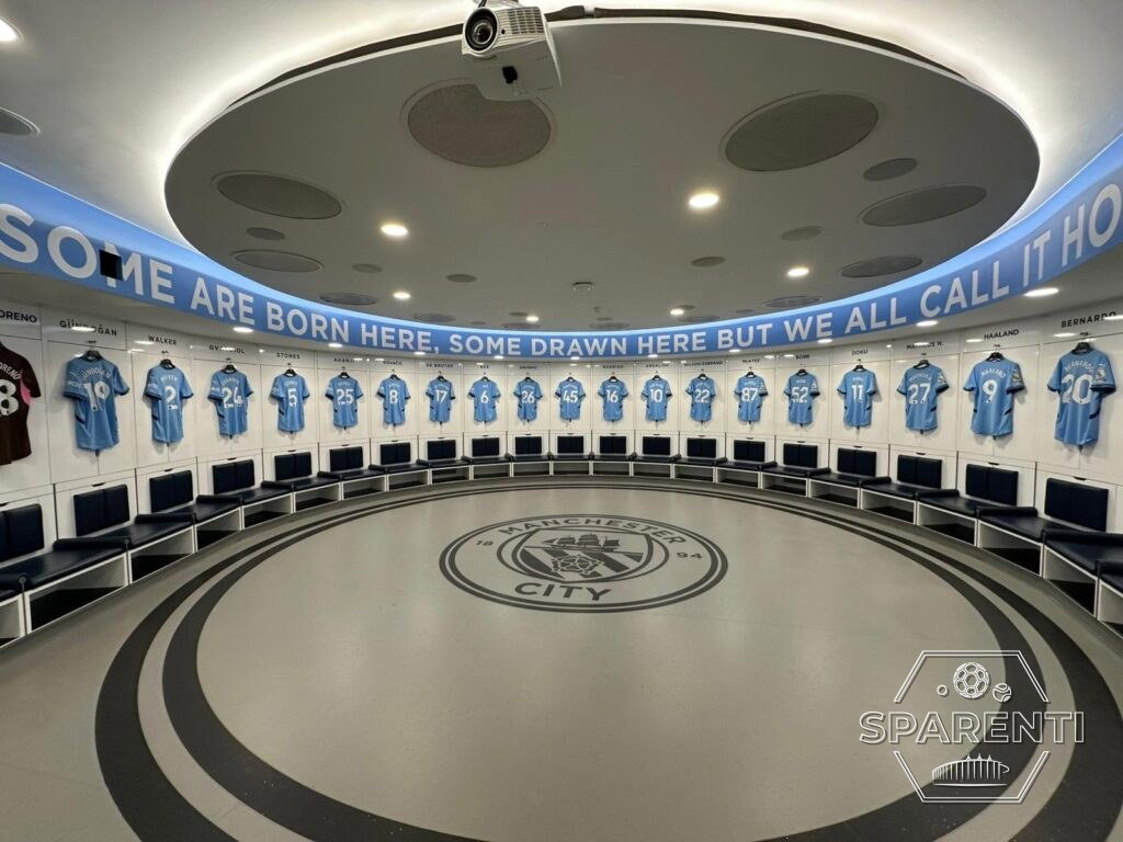 De kleedkamer van Manchester City tijdens de stadiontour in het Etihad