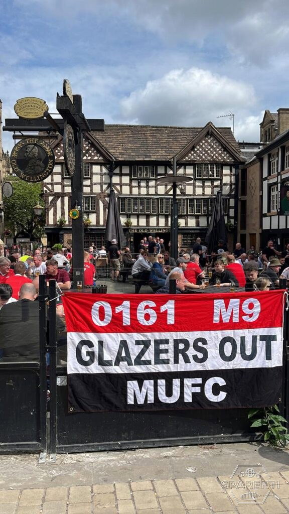 Supporters op het terras van The Old Wellington in Manchester