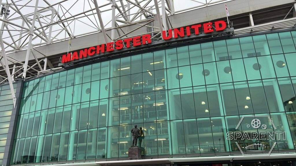De hoofdingang van Old Trafford met het standbeeld van Sir Matt Busby