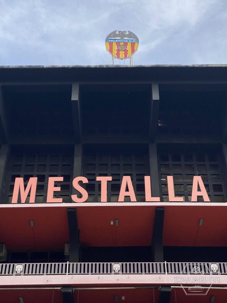 De letters MESTALLA op het stadion van Valencia CF