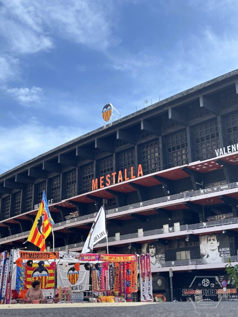 De buitenkant van het Mestalla-stadion met de letters MESTALLA