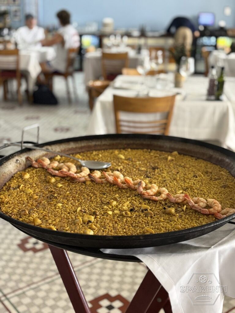 Een paella bij restaurant La Pepica aan het strand van Valencia