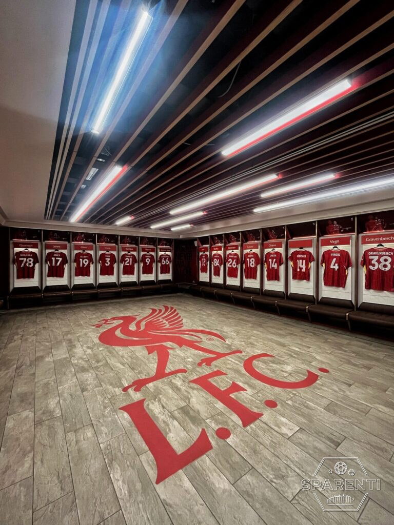 De kleedkamer van Liverpool tijdens de stadiontour op Anfield
