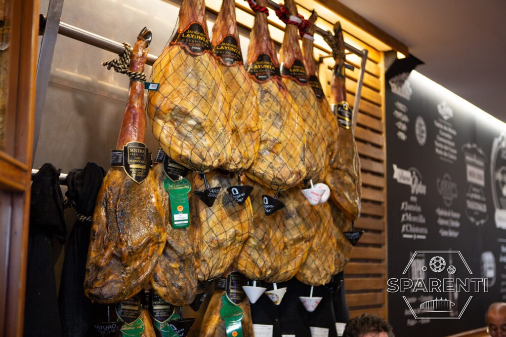 Iberische hammen in een zaak in Valencia