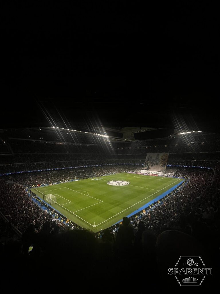 Het Santiago Bernabeu tijdens een avondwedstrijd