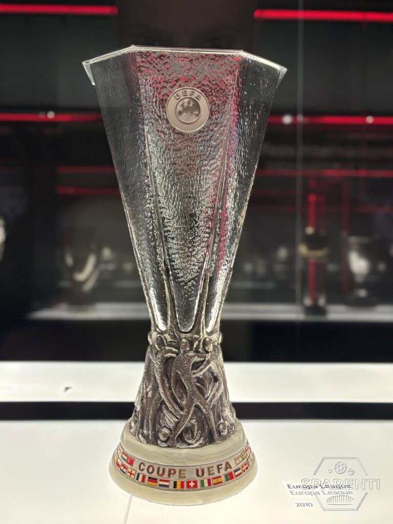 De Europa League-beker, met het opschrift Coupe UEFA