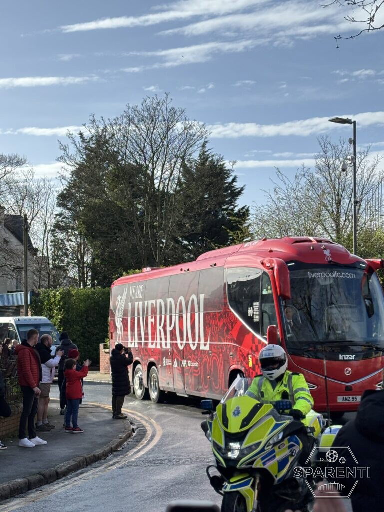 De spelersbus van Liverpool arriveert bij Anfield