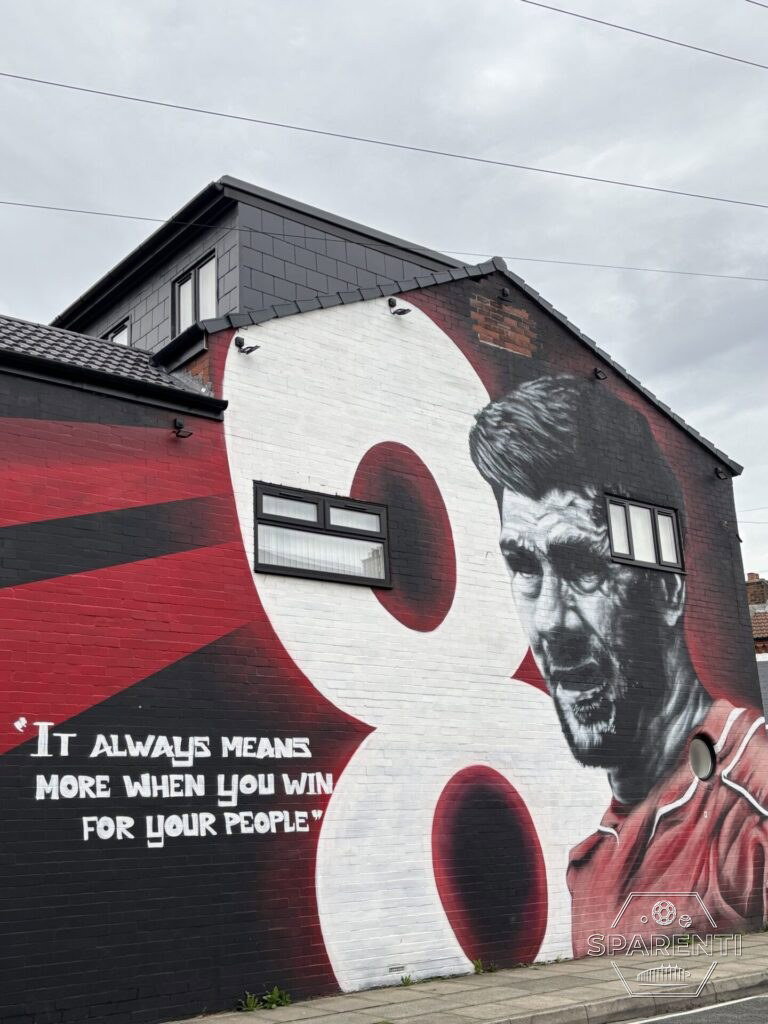 Mural van Steven Gerrard bij Anfield