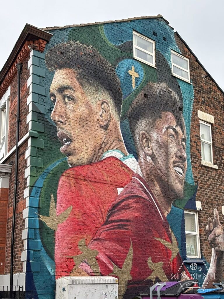 Mural van Firmino en Oxlade-Chamberlain bij Anfield