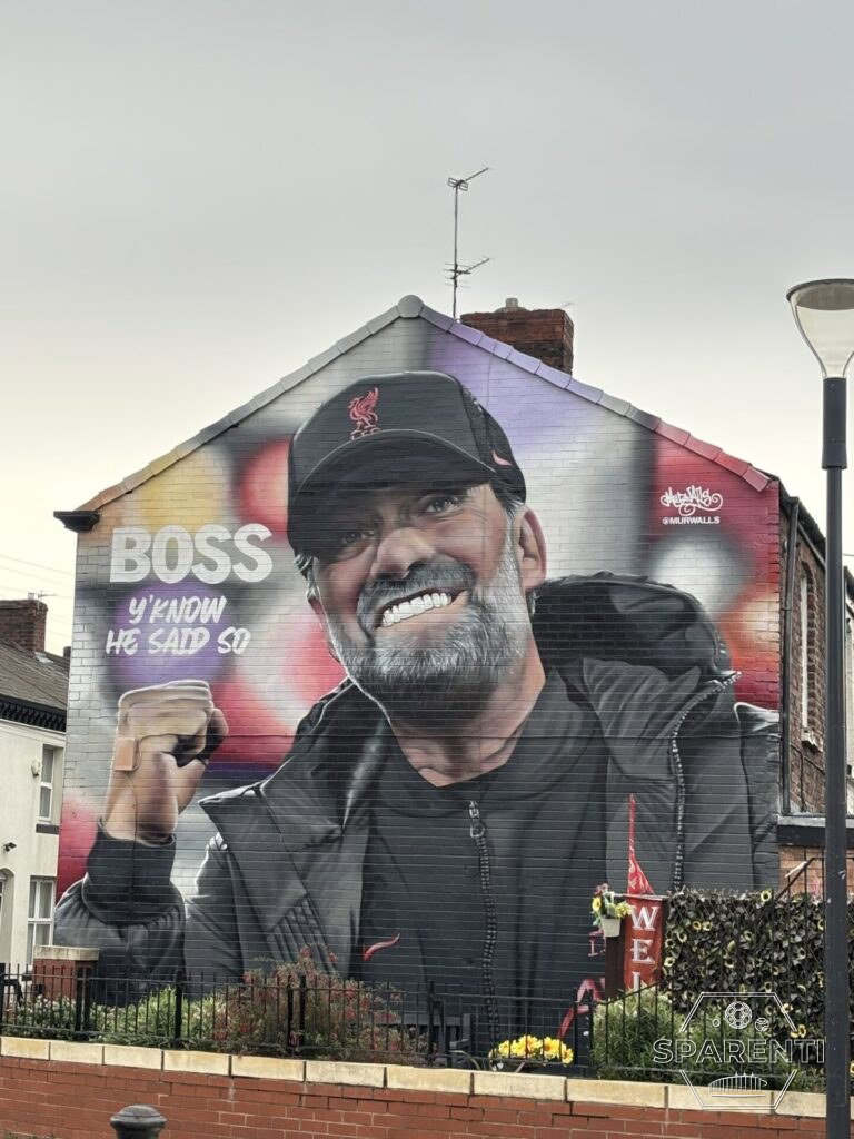 Mural van Jürgen Klopp bij Anfield